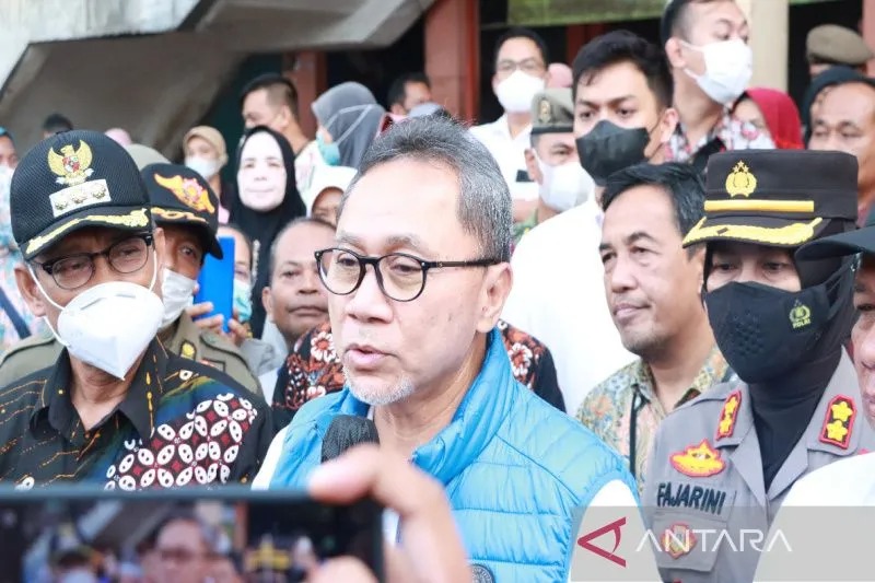 Menteri Perdagangan Zulkifli Hasan di Kulon Progo, Kamis (11/8). (ANTARA/Sutarmi)