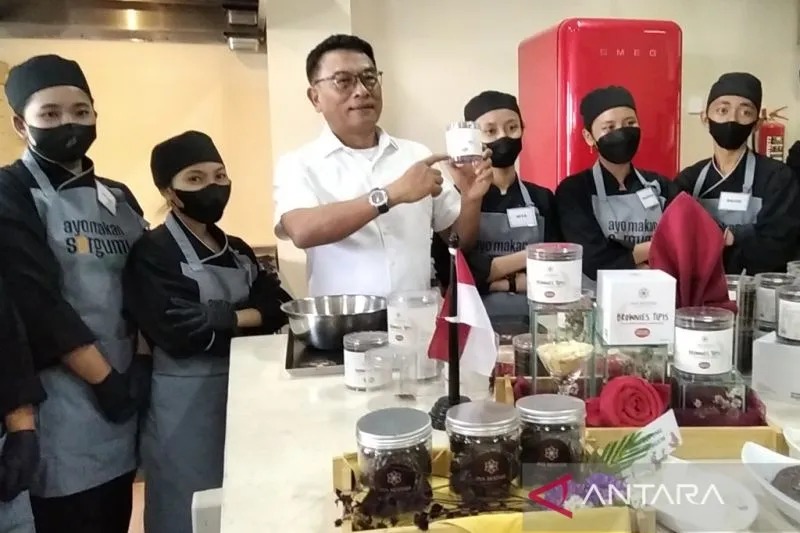 Kepala Staf Kepresidenan (KSP) Jenderal TNI (Purn) Moeldoko menunjukkan brownis yang dibuat dari bahan sorgum hasil kreasi siswa SMK PGRI 2 Kudus, Jawa Tengah, Jumat (12/8/2022). (ANTARA/Akhmad Nazaruddin Lathif)