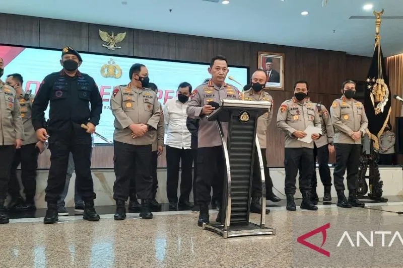 Kapolri Jenderal Pol. Listyo Sigit Prabowo didampingi sejumlah jenderal dan pejabat utama Polri menyampaikan penetapan tersangka Ferdy Sambo di Mabes Polri, Jakarta, Selasa (9/8/2022). (ANTARA/Laily Rahmawaty)