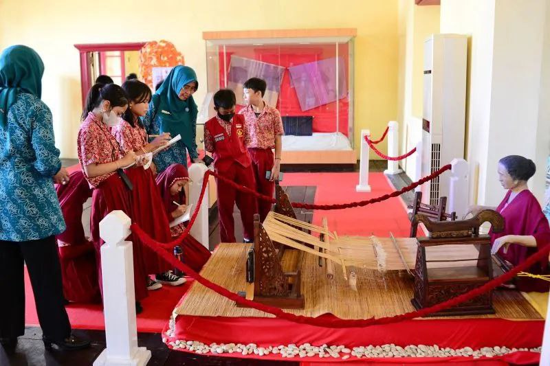 Sejumlah siswa-siswi Sekolah Dasar mengunjungi Pameran Temporer Koleksi Pilihan Museum La Galigo, di Benteng Rotterdam, Makassar, Kamis (18/08/2022). ANTARA Foto/HO-panitia pelaksana