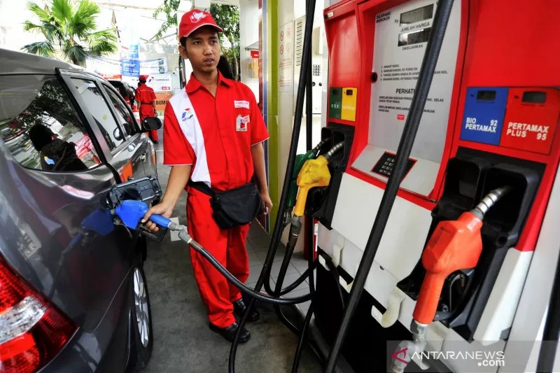 Arsip Foto - Seorang petugas mengisi bahan bakar minyak jenis Pertamax ke mobil konsumen di SPBU Pertamina, Cikini, Jakarta, Jumat (3/8/2012). ANTARA FOTO/Andika Wahyu/Koz/nz.