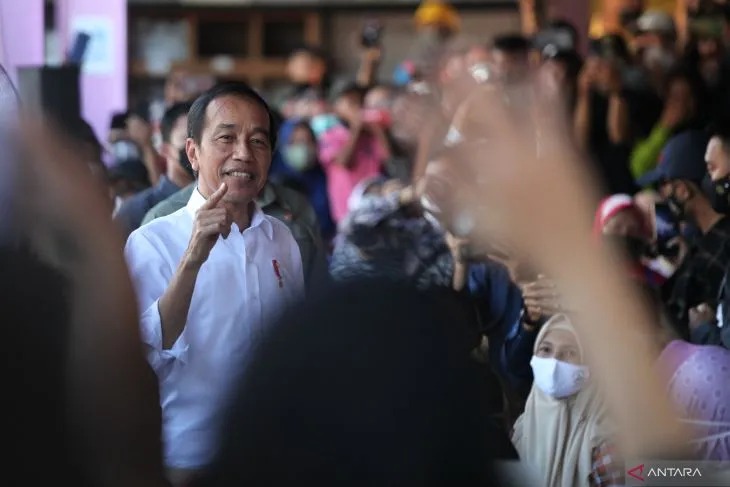 Presiden Joko Widodo menyapa pedagang saat kunjungan kerjanya di Pasar Pucang Anom, Surabaya, Jawa Timur, Minggu (21/8/2022). ANTARA FOTO/Didik Suhartono/YU