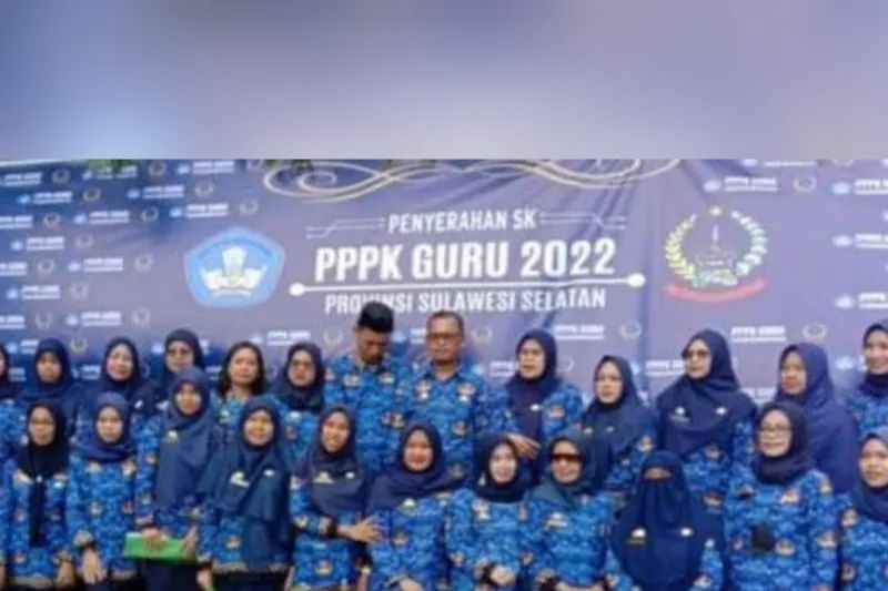 Para calon PPPK Pemprov Sulsel berfoto bersama pada acara penyerahan SK di Makassar.ANTARA/HO