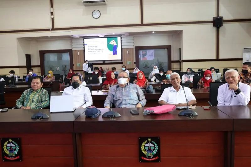 Suasana kegiatan Rapat Koordinasi Tim Percepatan Penurunan Stunting Tingkat Provinsi Sulawesi Selatan yang dihadiri pakar Gizi dari Universitas Hasanuddin, Prof DR Razak Thaha (kedua kanan) di Ruang Rapim Pemprov Sulsel di Makassar, Rabu (24/8/2022). ANTA