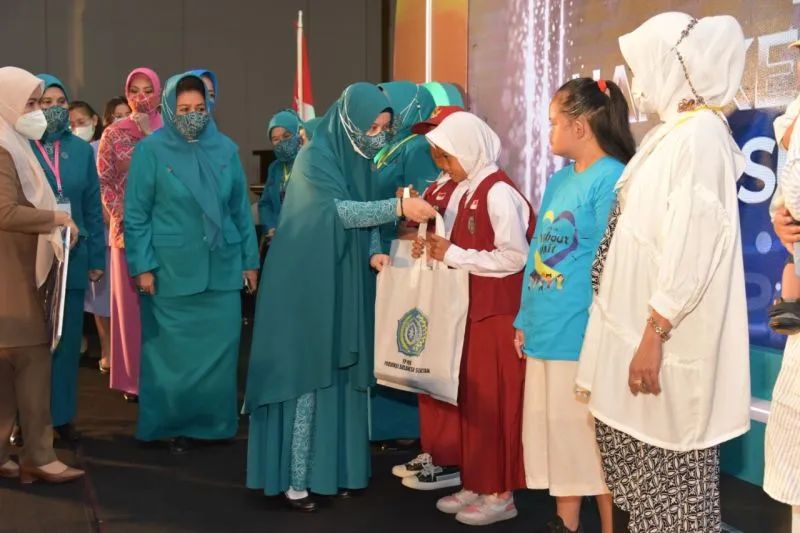 Ketua Tim Penggerak PKK Sulawesi Selatan Naoemi Octarina saat menyerahkan bantuan secara simbolis kepada kelompok anak dalam rangka Hari Kesatuan Gerak PKK tingkat Sulsel di Makassar, Rabu (24/08/2022). ANTARA/HO-Humas Pemprov Sulsel