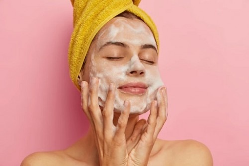Double cleansing dapat mencerahkan kulit yang kusam dan mengangkat sel-sel kulit mato. (Foto: Ilustrasi. Dok. Freepik.com)