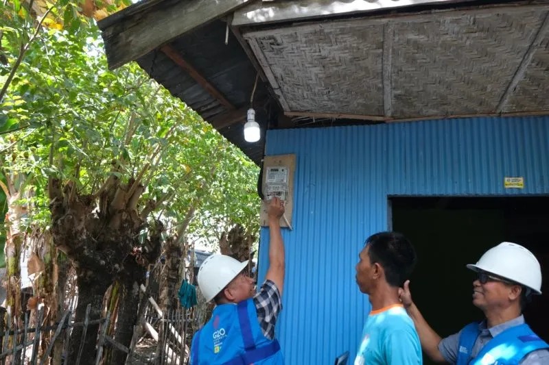 Petugas PLN memasang sambungan listrik gratis bagi keluarga prasejahtera di Indonesia. (ANTARA/HO-Humas PLN UIW Sulselrabar)