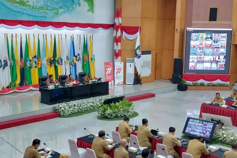Mendagri Tito Karnavian memimpin Rapat Koordinasi Pengendalian Inflasi Daerah di Jakarta, Selasa (30-8-2022). (ANTARA/Boyke Ledy Watra)