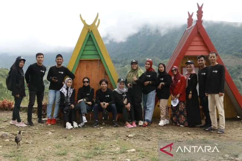 Suasana pengujung menikmati panorama di Desa Wisata Kahayya yang berlokasi di Kecamatan Kindang, Kabupaten Bulukumba, Sulawesi Selatan. Antara/HO - Dispapora Bulukumba