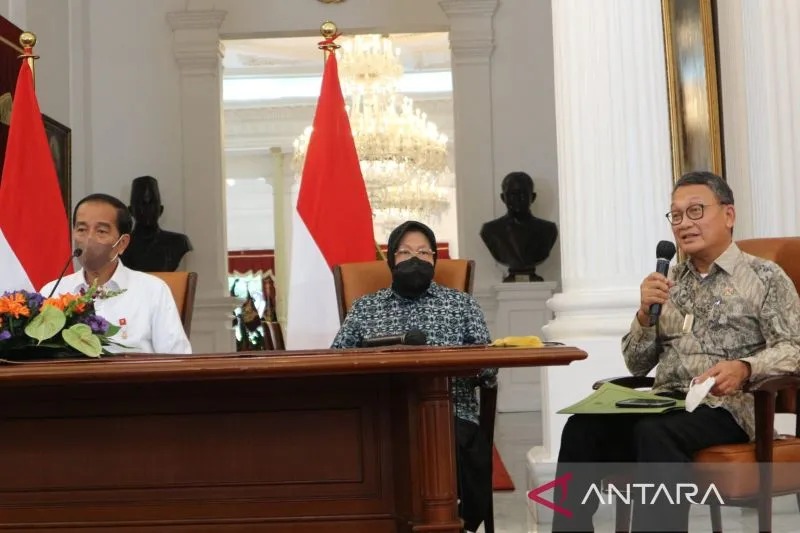 Menteri ESDM Arifin Tasrif (kanan) dalam keterangan pers Presiden RI Joko Widodo (kiri) bersama jajaran menteri di Istana Merdeka, Jakarta, Sabtu (3/9/2022). (ANTARA/Desca Lidya Natalia)