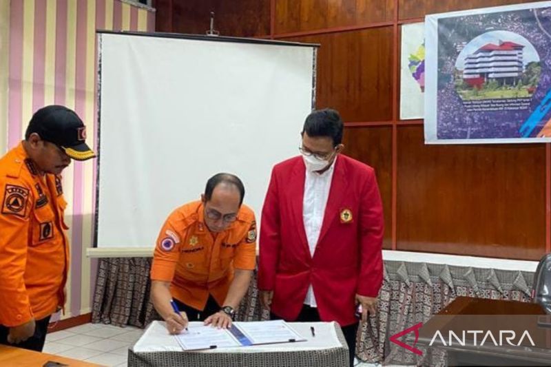 Kepala Pelaksana BPBD Makassar Achmad Hendra Hakamuddin dan Ketua LPPM Unhas Prof dr Muh Nasrum Massi melakukan penandatanganan surat perjanjian kerja sama penyusunan RPB kota Makassar di Aula Gedung LPPM Unhas, Makassar, Jumat (2/09/2022). ANTARA/HO-Huma