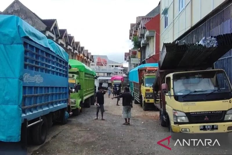 Sejumlah pekerja melakukan persiapan pemberangkatan di lokasi penampungan barang angkutan ekspedisi lintas daerah di Jalan Tarakan , Kecamatan Wajo , Makassar , Sulawesi Selatan , Jumat ( 9/9/2022 ) . ANTARA / Darwin Fatin