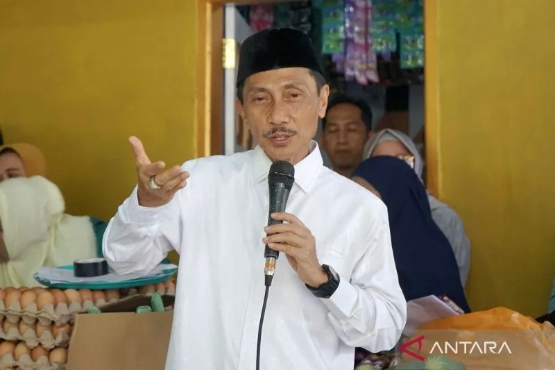 Bupati Gorontalo Nelson Pomalingo memberikan sambutan pada penyaluran BLT BBM di Kecamatan Limboto, Kabupaten Gorontalo, Gorontalo. ANTARA/Adiwinata Solihin.