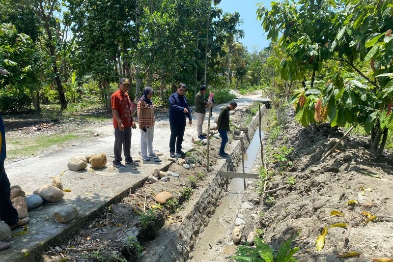 Kepala Perumahan, Kawasan Permukiman, dan Pertanahan Provinsi Sulawesi Selatan M. Iqbal S Suhaeb (tiga kiri) meninjau pembangunan saluran di kawasan permukiman di Luwu Raya. ANTARA/HO Pemprov Sulsel