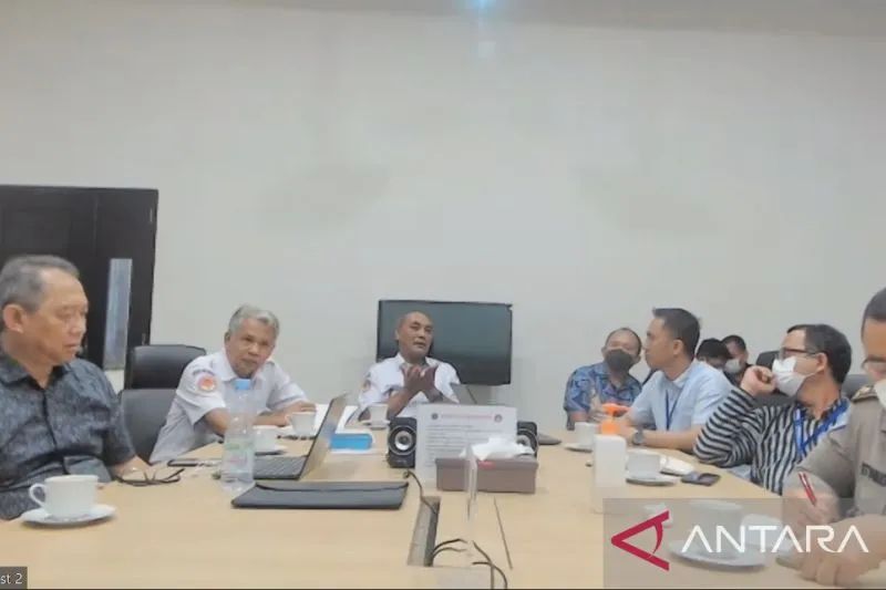 Tangkapan layar Senior investigator KNKT Ahmad Wildan (dua kiri) dalam diskusi daring “Langkah-langkah Penanganan Kecelakaan Sepeda Motor” pada Selasa (13/9/2022). (Adimas Raditya)