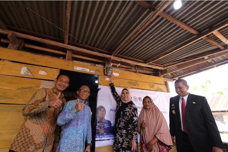 Penyalaan sambungan listrik gratis PLN program BPBL Kementerian ESDM di Desa Tancung, Kecamatan Tana Sitolo, Kabupaten Wajo, Sulawesi Selatan, pada Sabtu (10/9/2022). ANTARA/HO-Humas PLN UIW Sulselrabar