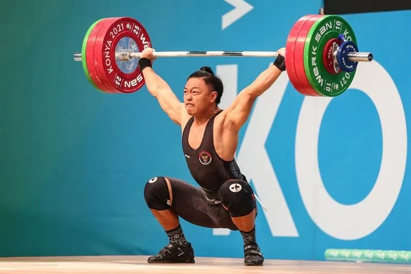 Ilustrasi - Lifter Indonesia Rahmat Erwin Abdullah melakukan angkatan saat berlaga pada cabang olahraga angkat besi kelas 81kg Islamic Solidarity Games 2021 di Konya, Turki, Sabtu (13/8/2022). (ISG Photo)