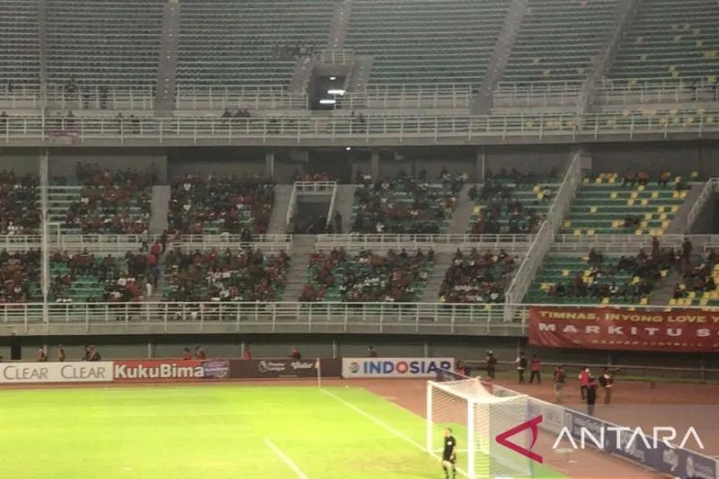 Tribun atas sisi timur Stadion Gelora Bung Tomo Surabaya masih tampak kosong saat pertandingan Timnas Indonesia melawan Hong Kong pada babak kualifikasi Piala Asia U-20, Jumat (17/9/2022) malam. ANTARA/Fiqih Arfani