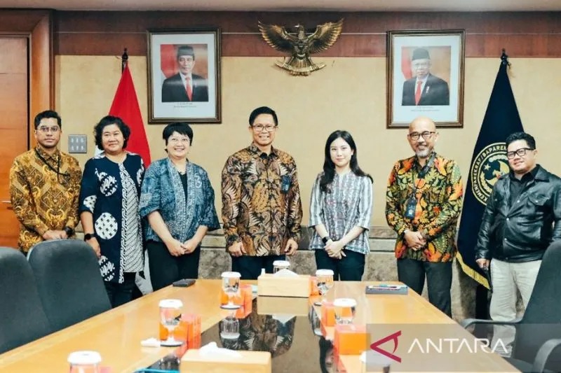 Wakil Menteri Pariwisata dan Ekonomi Kreatif/Wakil Kepala Badan Pariwisata dan Ekonomi Kreatif Angela Tanoesoedibjo (tiga kanan) saat bertemu dengan jajaran direksi PFN di Jakarta pada Kamis. ANTARA/HO.