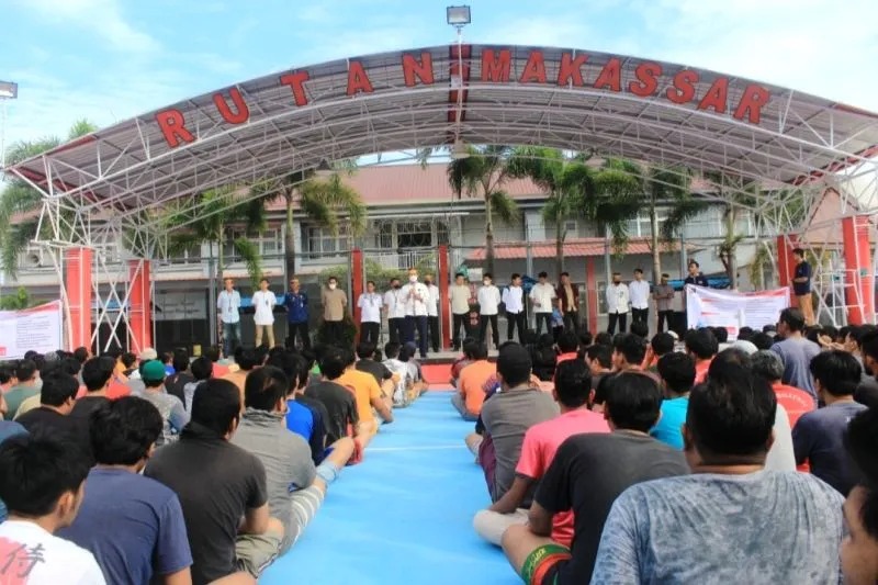 Ratusan warga binaan pemasyarakatan mendengarkan arahan Kepala Rutan Makassar Moch Muhidin di lapangan Rumah Tahanan (Rutan) Kelas I Makassar, Sulawesi Selatan. ANTARA/HO-Dokumentasi Humas Rutan Makassar.