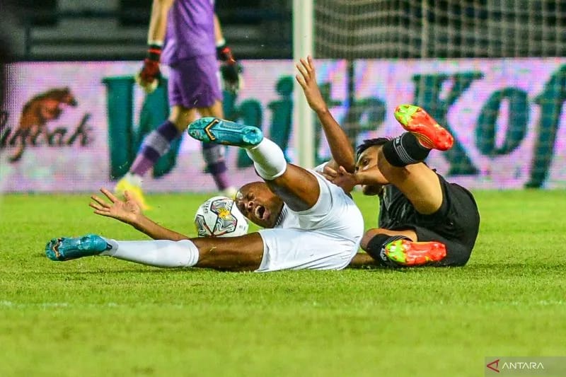 Pesepak bola tim nasional Indonesia Rachmat Irianto (kanan) berebut bola dengan pesepak bola Tim Nasional Curacao Rangelo Maria (kiri) pada pertandingan Fifa Match Day di Stadion Gelora Bandung Lautan Api, Bandung, Jawa Barat, Sabtu (24/9/2022). ANTARA FO