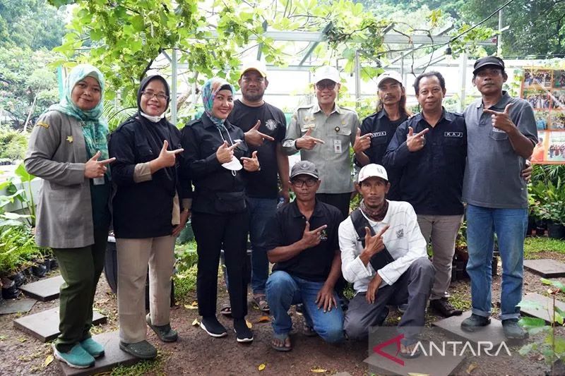 Kepala BPPSDMP Kementerian Pertanian Dedi Nursyamsi (keempat kanan) bersama dengan Komunitas Anggur Jakarta. ANTARA/HO-Kementerian Pertanian/am.