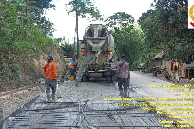 Para pekerja mulai fokus pengecoran Ruas Jalan Minasatene, Kabupaten Pangkep, Sulawesi Selatan. ANTARA/HO-Pemprov Sulsel