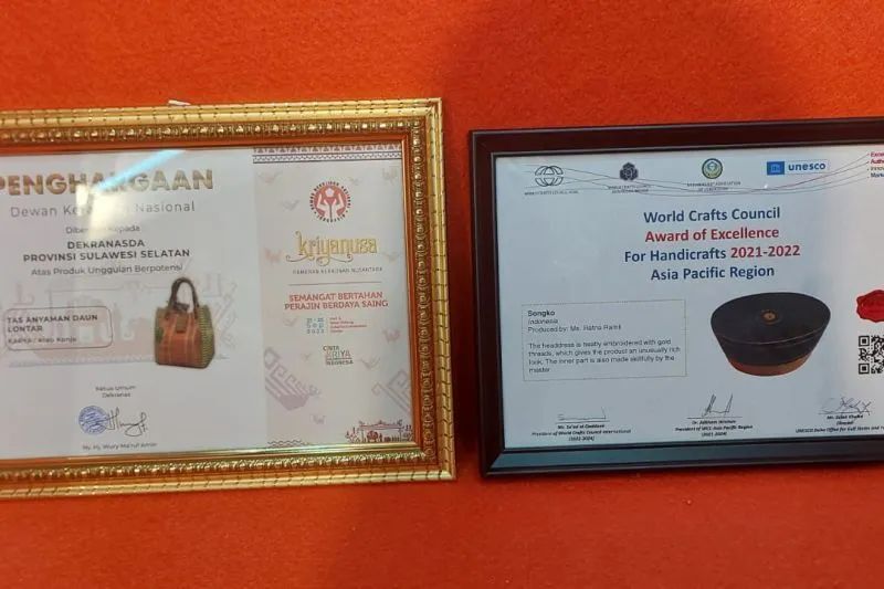 Dua penghargaan yang diterima Dekranasda Sulsel saat tampil di Pameran Kriya Nusa Jakarta, 21 September 2022.ANTARA/HO
