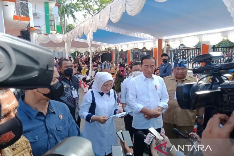 Presiden Joko Widodo saat diwawancara terkait realisasi penyaluran BLT BBM secara nasional, Selasa (27/9/2022) (ANTARA/Yusran)