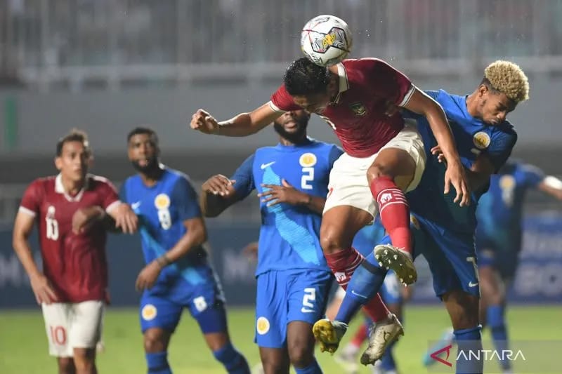 Pesepak bola Tim Nasional Indonesia Rizky Ridho (kedua kanan) menyundul bola ke arah gawang Tim Nasional Curacao dalam pertandingan 'FIFA Match Day' di Stadion Pakansari, Cibinong, Kabupaten Bogor, Jawa Barat, Selasa (27/9/2022). ANTARA FOTO/Aditya Pradan