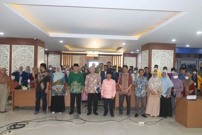 Dosen Unismuh Makassar berfoto bersama peserta program pertukaran Mahasiswa Merdeka di Makassar. ANTARA/HO Unismuh Makassar