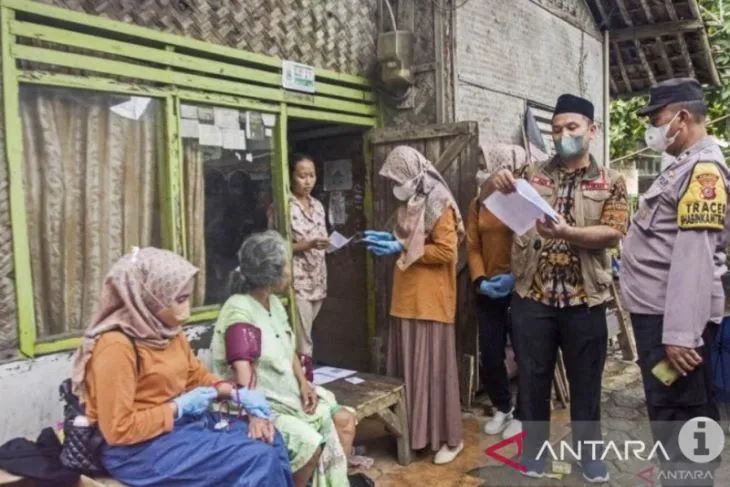 Ilustrasi - Petugas puskesmas mengecek kesehatan warga sebelum memberikan suntikan vaksin COVID-19 dalam pelayanan vaksinasi dari rumah ke rumah di Kelurahan Plawad, Karawang, Jawa Barat, Jumat (18/2/2022). (ANTARA FOTO/Muhamad Ibnu Chazar).