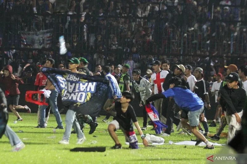 Suporter Arema FC memasuki lapangan setelah tim yang didukungnya kalah dari Persebaya dalam pertandingan sepak bola BRI Liga 1 di Stadion Kanjuruhan, Malang, Jawa Timur, Sabtu (1/10/2022). (ANTARA FOTO/Ari Bowo Sucipto/tom)