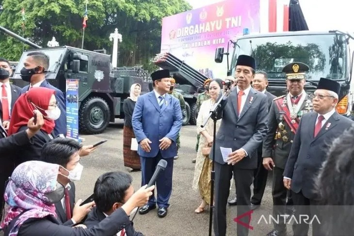 Presiden Joko Widodo (ketiga kanan) bersiap memberikan keterangan pers seusai memimpin upacara peringatan HUT ke-77 TNI di Istana Merdeka, Jakarta, Rabu (5/10/2022). (ANTARA/Indra Arief Pribadi)
