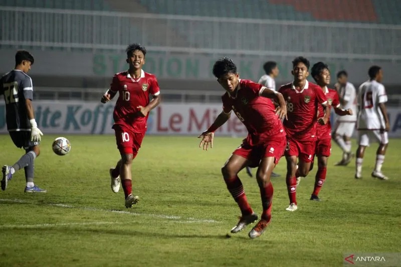 Pesepak bola Timnas U-17 Indonesia Arkhan Kaka Putra (tengah) melakukan selebrasi setelah mencetak gol ke gawang Timnas U-17 Uni Emirat Arab dalam laga kualifikasi Grup B Piala Asia U-17 2023 di Stadion Pakansari, Kabupaten Bogor, Jawa Barat, Rabu (5/10/2