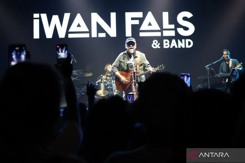 wan Fals dan Band saat beraksi di panggung Dome Balikpapan, Jumat 16/9/2022. ANTARA/novi abdi.