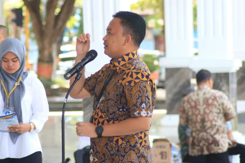 Bupati Bantaeng DR Ilham Azikin saat memberikan motivasi kepada petugas Regsosek Kabupaten Bantaeng di Bantaeng, Kamis (13/10/2022). ANTARA Foto/HO-Humas Pemkab Bantaeng