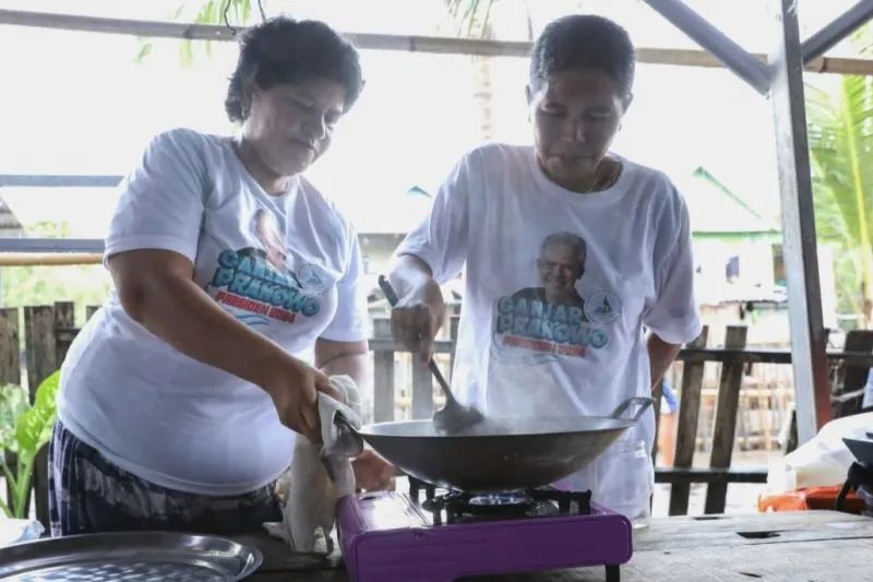 Sejumlah istri nelayan mencoba mengerjakan tugas pelatihan pengolahan ikan agar tahan lama dilaksanakan Komunitas Nelayan Pesisir Ganjar Sulsel di di Balai Kampung Desa Masumbalia, Kecamatan Marusu, Kabupaten Maros, Sulawesi Selatan. ANTARA/HO/Dokumentasi