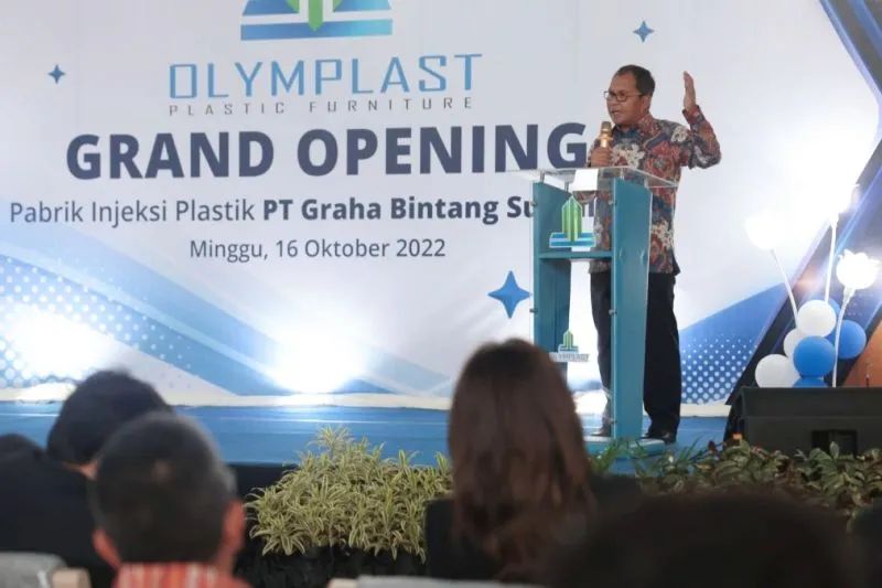 Wali Kota Makassar, Moh Ramdhan Pomanto saat membuka peluncuran operasional Pabrik Injeksi Plastik dari Olymplast Plastic Furniture di Jalan Ir Sutami Makassar, Sulawesi Selatan, Minggu (16/10/2022). ANTARA/HO/Humas Pemkot Makassar