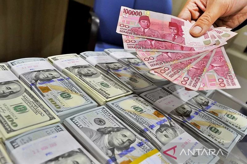 Ilustrasi - Uang pecahan seratus ribu rupiah di atas uang dolar AS, Cash Center Bank Mandiri, Jakarta. ANTARA FOTO/Yudhi Mahatma/ed/pd/aa.
