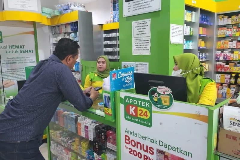 Petugas Kepolisian dari Polda Sulsel di Makassar, Jumat (21/10/2022) melakukan pemantauan penjualan obat sirop untuk anak yang dinilai mengakibatkan puluhan  anka gagal ginjal akut. ANTARA/ HO-HUmas Polda Sulsel