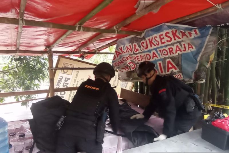 Tim Penjinak Bom Brimob Polda Sulsel mengamankan lokasi penemuan granat nanas oleh warga. ANTARA/HO/Polres Toraja Utara