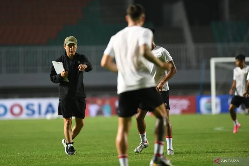 Pelatih Tim Nasional Indonesia Shin Tae Yong (kiri) memberikan arahan kepada anak asuhnya di Stadion Pakansari, Cibinong, Kabupaten Bogor, Jawa Barat, Senin (26/9/2022). ANTARA FOTO/ADITYA PRADANA PUTRA