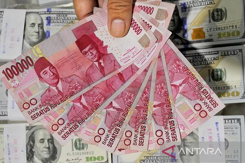Ilustrasi - kertas pecahan seratus ribu rupiah dan tumpukan dolar di Cash Center Bank Mandiri, Jakarta. ANTARA FOTO/Yudhi Mahatma/ed/pd/aa.