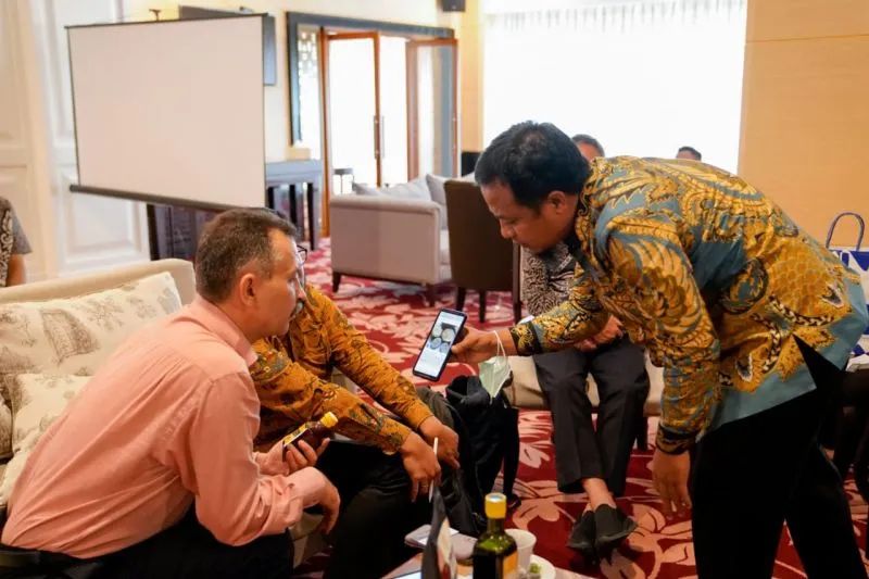 Guberur Sulawesi Selatan Andi Sudirman Sulaiman memperlihatkan sesuatu di ponselnya kepada para investor asing yang berkunjung khusus untuk bahas energi terbarukan.ANTARA/HO-Humas Pemprov Sulsel
