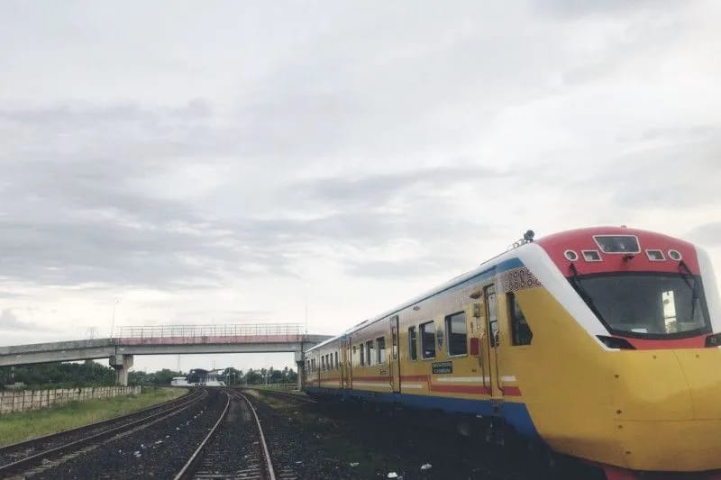Rangkaian kereta api yang melayani jalur Makassar-Parepare di Sulawesi Selatan. (Kemenhub)