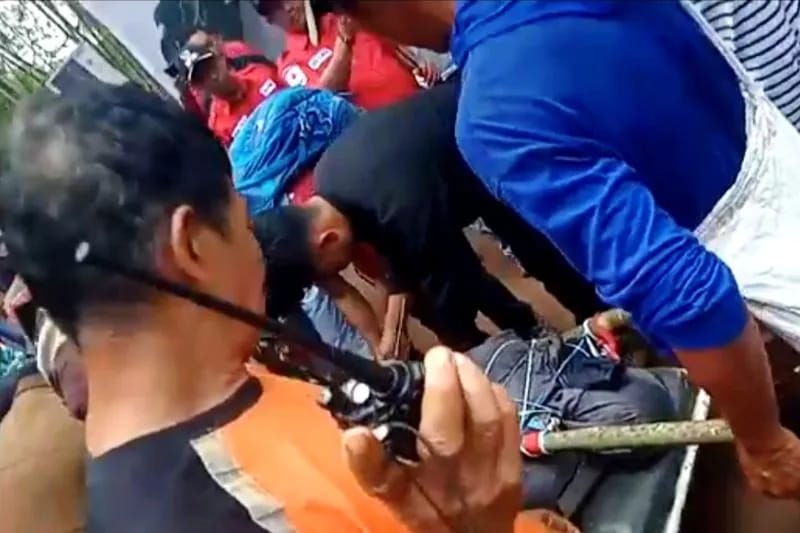 Tangkapan layar video jenazah korban Rahmansyah usai dievakusasi Tim SAR Gabungan dan TNI/Polri dari Lembah ramma di Posko Lembanna, Kabupaten Gowa, Sulawesi Selaran, Sabtu (29-10-2022). ANTARA/HO-Polres Gowa