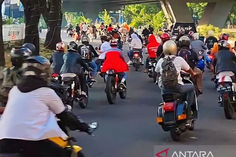  Ilustrasi. Konvoi anak siswa yang berkendara dengan tidak mengikuti aturan berlalu lintas seperti tidak pakai helm dan boncengan tiga di Makassar. ANTARA/HO/Polrestabes Makassar