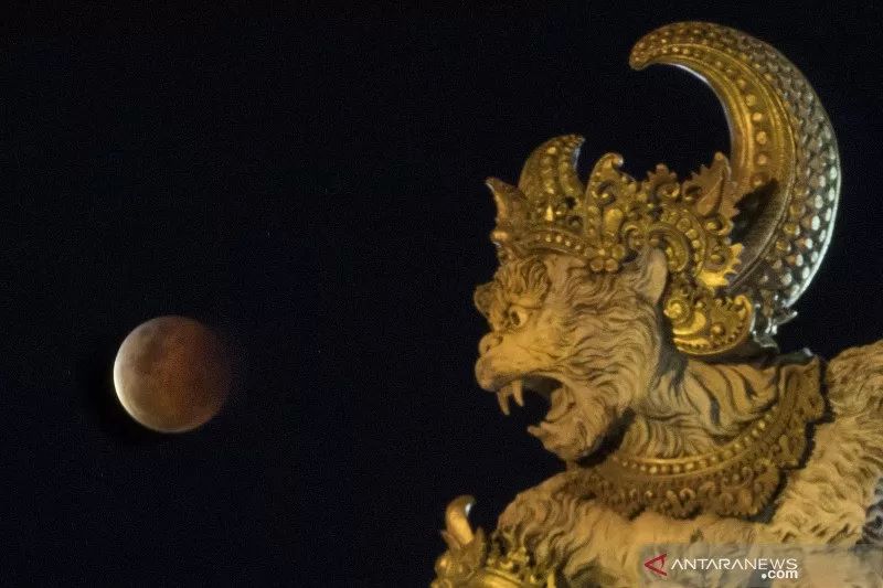Bayangan bumi menutupi permukaan bulan saat terjadinya fenomena gerhana bulan total di Taman Titi Banda Denpasar, Bali, Rabu (26/5/2021). Gerhana bulan yang disebut juga fenomena 