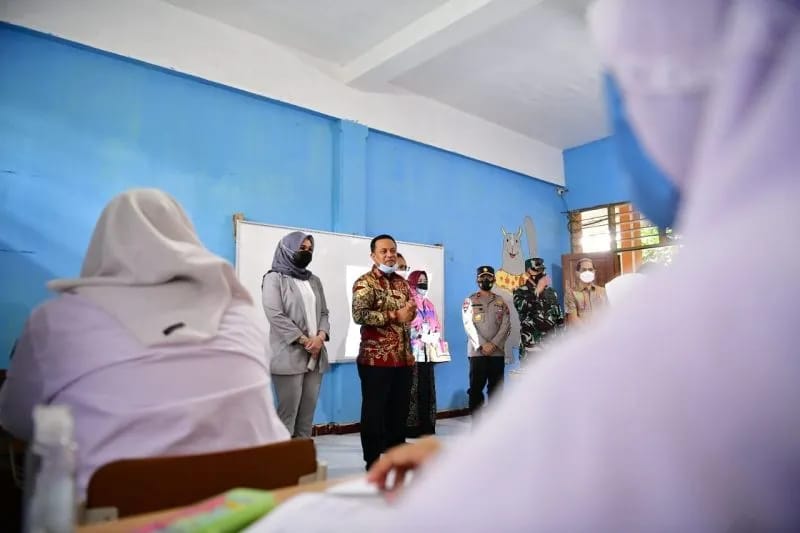 Siswa mendengarkan pengarahan dari Gubernur Sulsel pada ujicoba pembelajaran tatap muka di Makassar. ANTARA/ HO